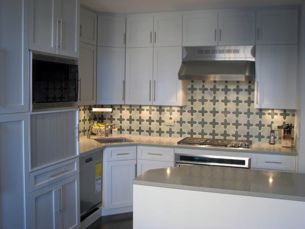 Exempel på ett mellanstort klassiskt kök, med en undermonterad diskho, skåp i shakerstil, vita skåp, bänkskiva i kvarts, flerfärgad stänkskydd, stänkskydd i cementkakel, rostfria vitvaror och en halv köksö
