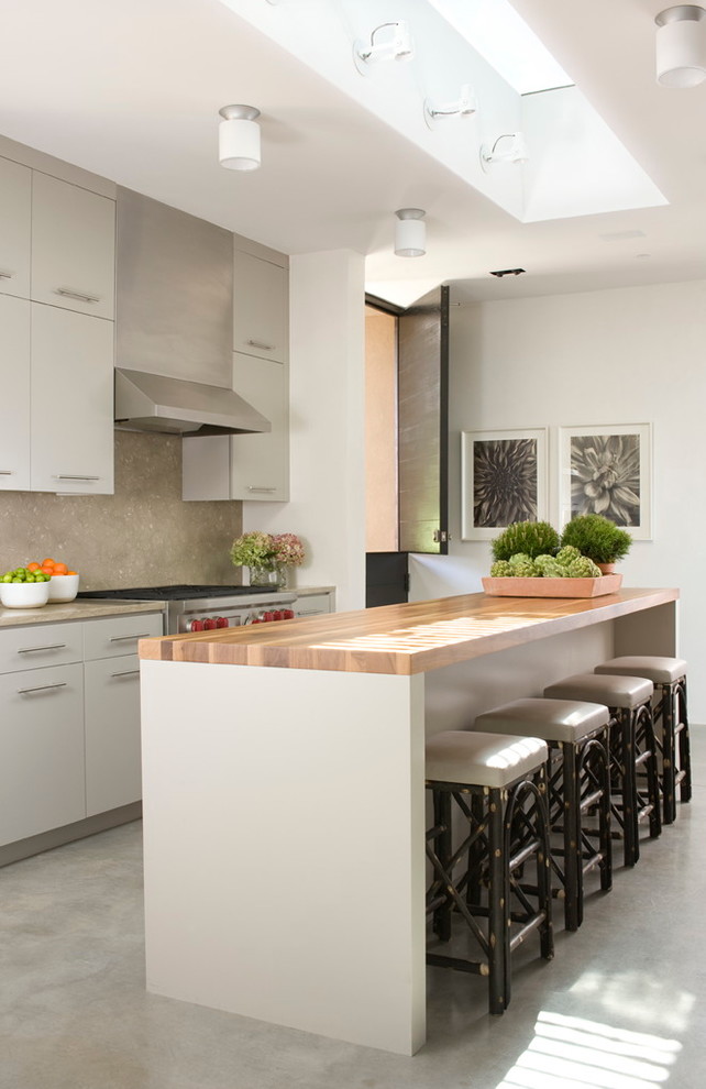 Moderne Küche mit flächenbündigen Schrankfronten, grauen Schränken und Kücheninsel in Dallas