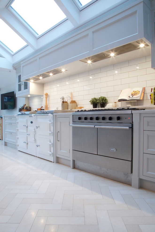 ロンドンにあるカントリー風のおしゃれなキッチン (ライムストーンの床) の写真