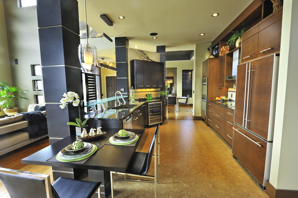 Ejemplo de cocina contemporánea abierta y de obra con armarios con paneles lisos, puertas de armario negras y electrodomésticos con paneles