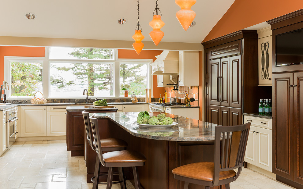 Пример оригинального дизайна: п-образная кухня в классическом стиле с обеденным столом, фасадами с выступающей филенкой, белыми фасадами, техникой из нержавеющей стали, оранжевым фартуком и окном