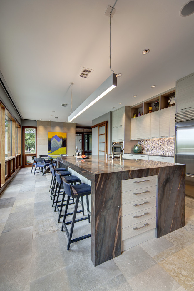 Foto de cocina comedor contemporánea con electrodomésticos de acero inoxidable, una isla, armarios con paneles lisos y puertas de armario grises