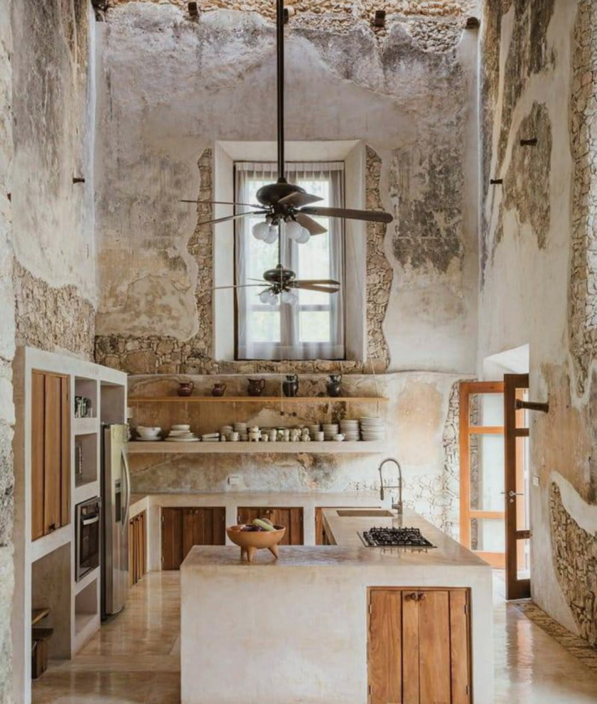 Cette photo montre une cuisine méditerranéenne en U et bois brun avec îlot, un placard à porte plane, un sol beige et un plan de travail beige.