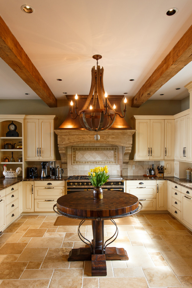 Medelhavsstil inredning av ett kök, med en rustik diskho, beige skåp, beige stänkskydd, en köksö, luckor med upphöjd panel och färgglada vitvaror