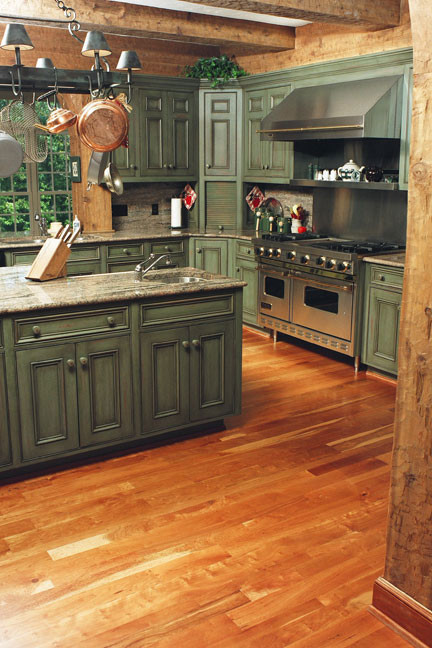 Idee per una grande cucina chic chiusa con ante verdi, elettrodomestici in acciaio inossidabile e pavimento in legno massello medio
