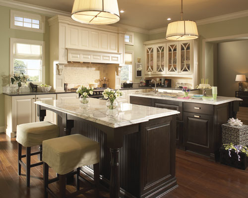 Exempel på ett klassiskt kök, med en undermonterad diskho, luckor med upphöjd panel, bruna skåp, bänkskiva i kvarts och rostfria vitvaror