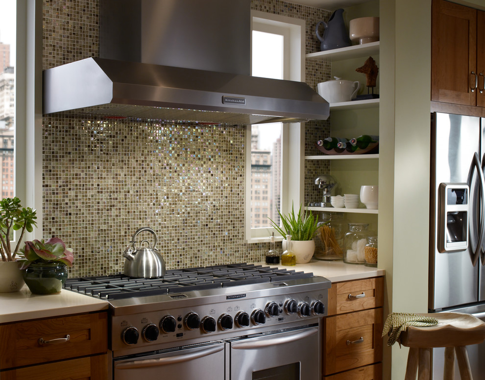 Foto på ett mellanstort vintage beige kök, med en undermonterad diskho, luckor med infälld panel, skåp i mellenmörkt trä, bänkskiva i koppar, stänkskydd i mosaik, rostfria vitvaror, en köksö och flerfärgad stänkskydd