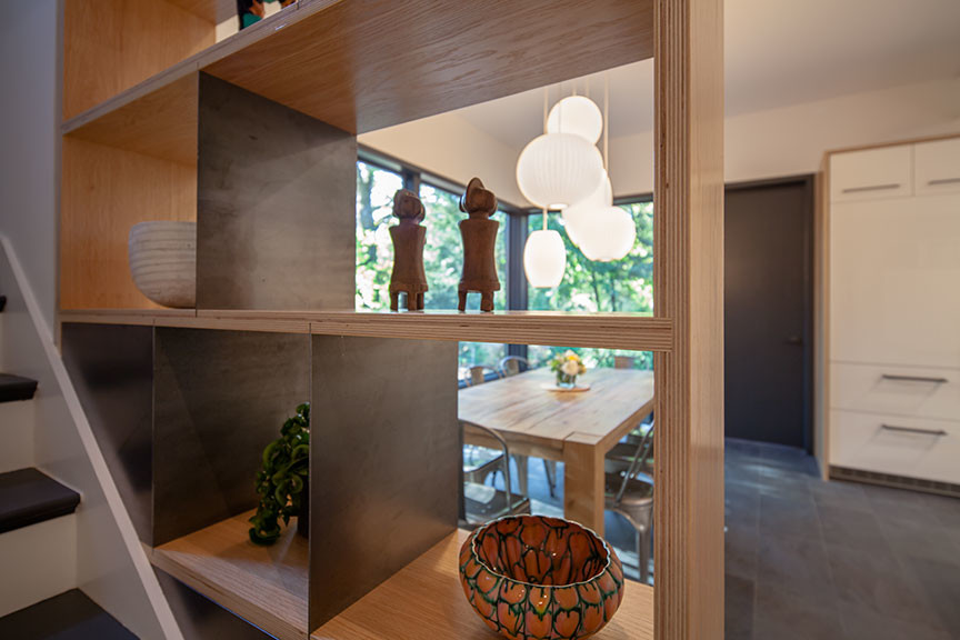 Foto di una cucina minimalista di medie dimensioni con ante lisce, ante bianche, elettrodomestici bianchi e pavimento in ardesia