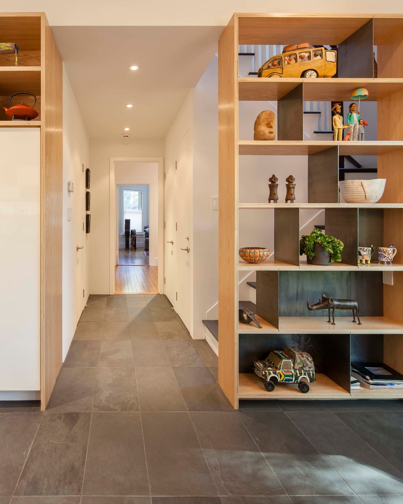 Источник вдохновения для домашнего уюта: кухня в стиле модернизм с открытыми фасадами, светлыми деревянными фасадами, черным полом и полом из сланца