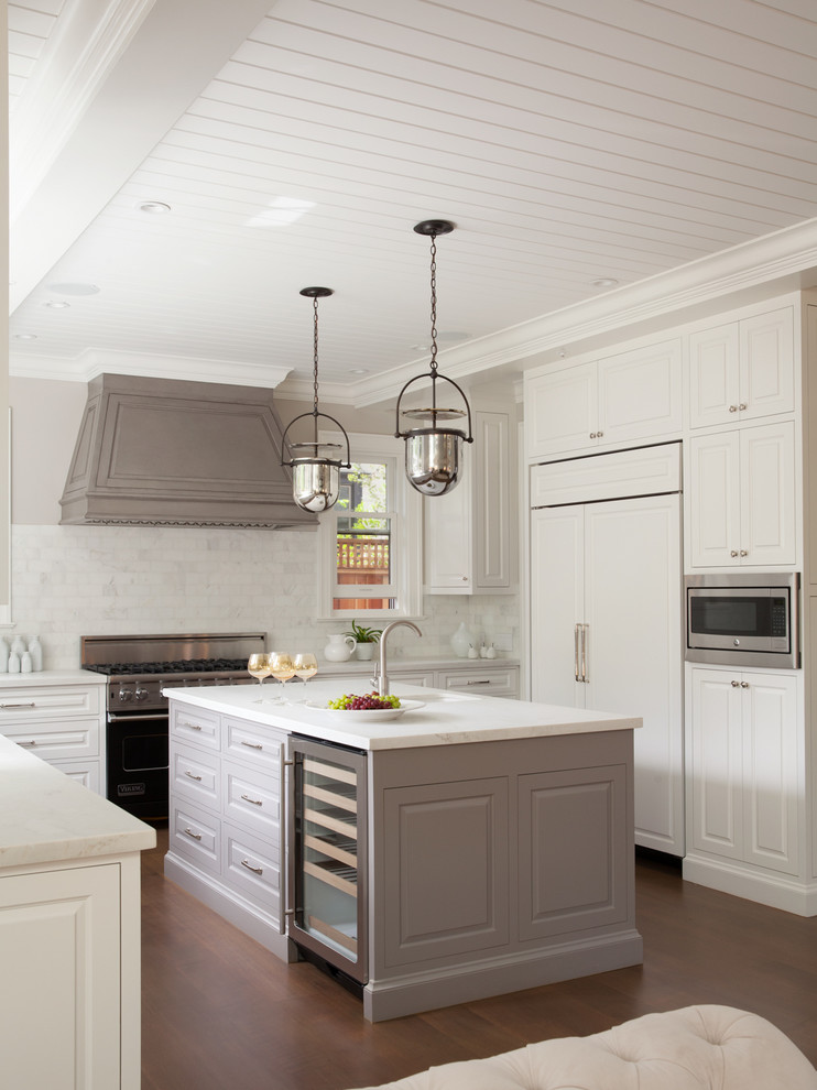 Esempio di una cucina classica con lavello da incasso, top in marmo, paraspruzzi bianco, paraspruzzi in lastra di pietra, elettrodomestici neri e pavimento in legno massello medio