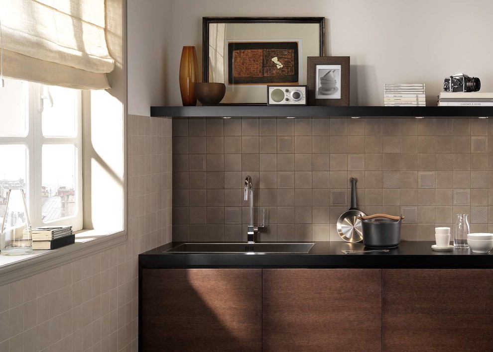 Bild på ett mellanstort funkis kök, med en enkel diskho, luckor med lamellpanel, skåp i mörkt trä, laminatbänkskiva, brunt stänkskydd, stänkskydd i mosaik, rostfria vitvaror och en köksö