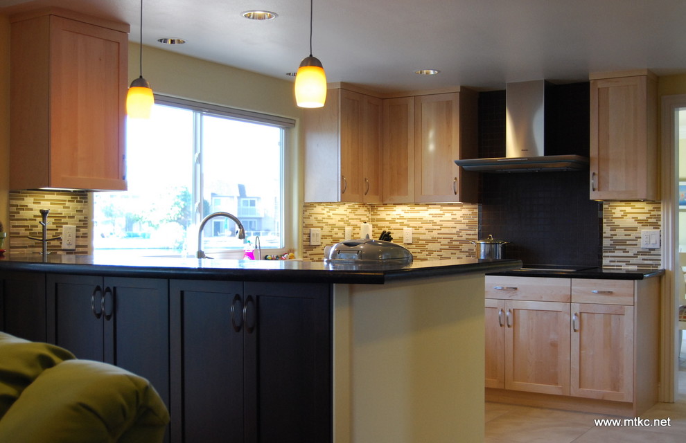 Пример оригинального дизайна: п-образная кухня-гостиная в современном стиле с врезной мойкой, фасадами в стиле шейкер, разноцветным фартуком, техникой из нержавеющей стали и полуостровом
