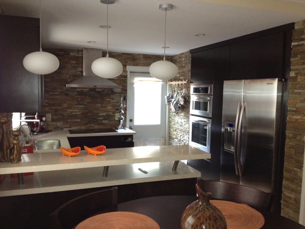 Foto di una cucina design di medie dimensioni con lavello sottopiano, ante lisce, ante in legno bruno, top in quarzite, elettrodomestici in acciaio inossidabile e pavimento in bambù