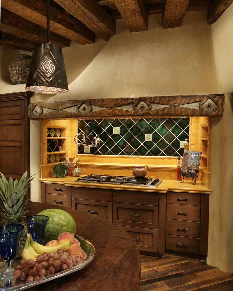 Inredning av ett rustikt mellanstort kök och matrum, med skåp i shakerstil, skåp i mellenmörkt trä, svart stänkskydd, stänkskydd i keramik, rostfria vitvaror, mörkt trägolv och brunt golv