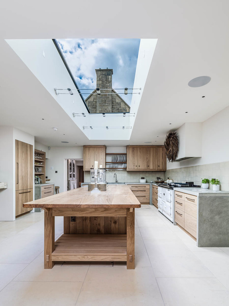 Country Küche in U-Form mit hellbraunen Holzschränken, Betonarbeitsplatte, Kalkstein, Kücheninsel, beigem Boden und grauer Arbeitsplatte in Gloucestershire