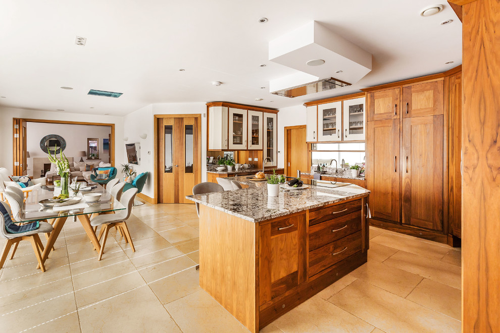 サリーにある北欧スタイルのおしゃれなキッチン (シェーカースタイル扉のキャビネット、中間色木目調キャビネット、ミラータイルのキッチンパネル、パネルと同色の調理設備、ベージュの床、グレーのキッチンカウンター) の写真