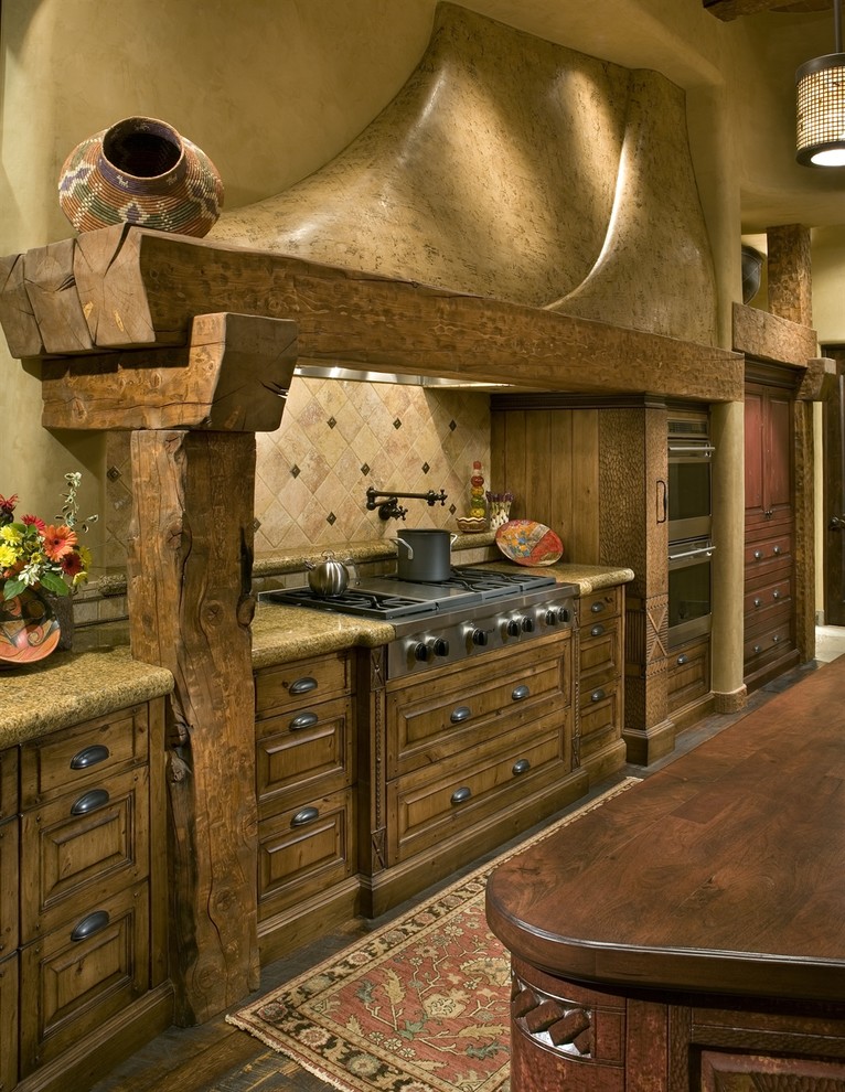 Bild på ett stort rustikt kök med öppen planlösning, med luckor med upphöjd panel, skåp i mellenmörkt trä, granitbänkskiva, beige stänkskydd, stänkskydd i keramik, rostfria vitvaror, mörkt trägolv, en köksö och brunt golv
