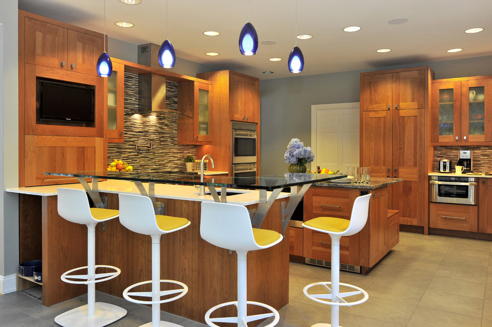 Immagine di una grande cucina minimal con elettrodomestici in acciaio inossidabile, top in vetro, lavello sottopiano, ante in legno scuro, paraspruzzi multicolore e pavimento con piastrelle in ceramica