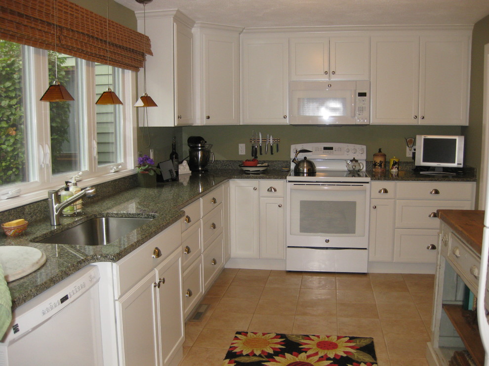 Foto på ett vintage grön l-kök, med en undermonterad diskho, skåp i shakerstil, vita skåp, granitbänkskiva, vita vitvaror, klinkergolv i keramik och beiget golv