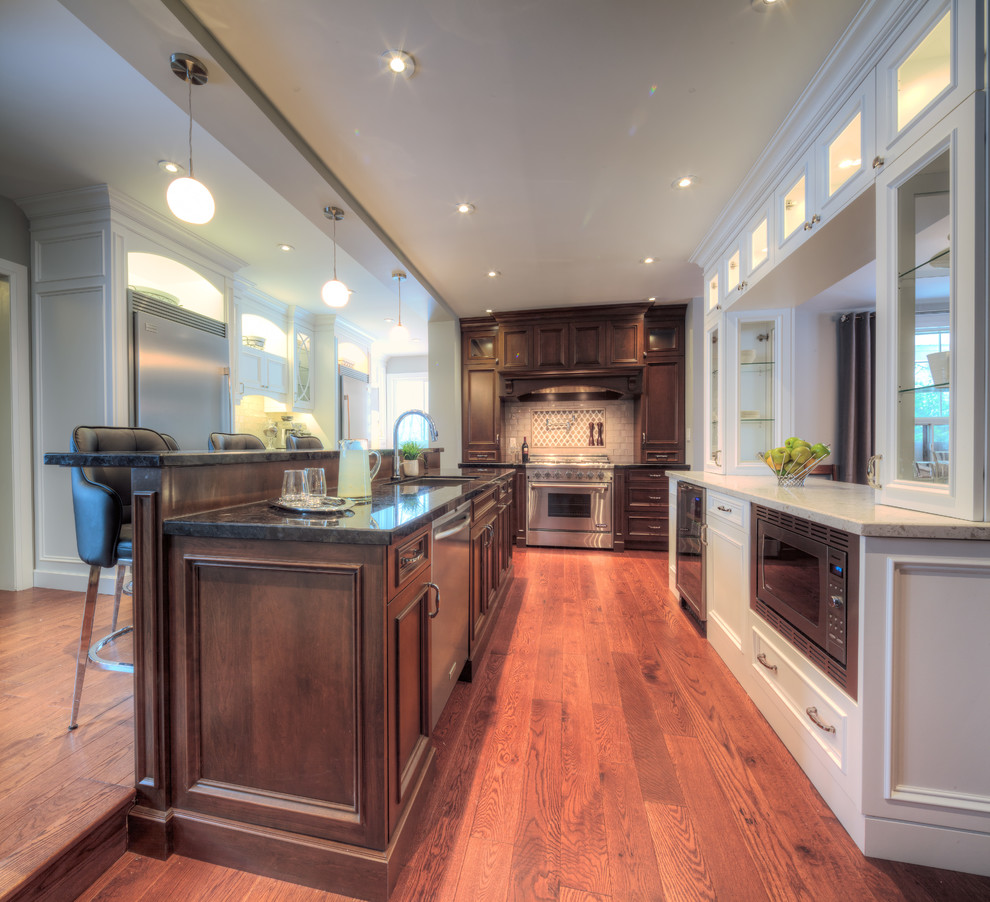 This is an example of a traditional kitchen in Toronto.