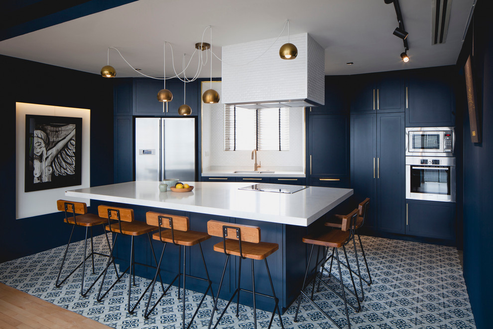 Klassische Küche mit Doppelwaschbecken, flächenbündigen Schrankfronten, blauen Schränken, Küchengeräten aus Edelstahl, Kücheninsel und buntem Boden in Singapur
