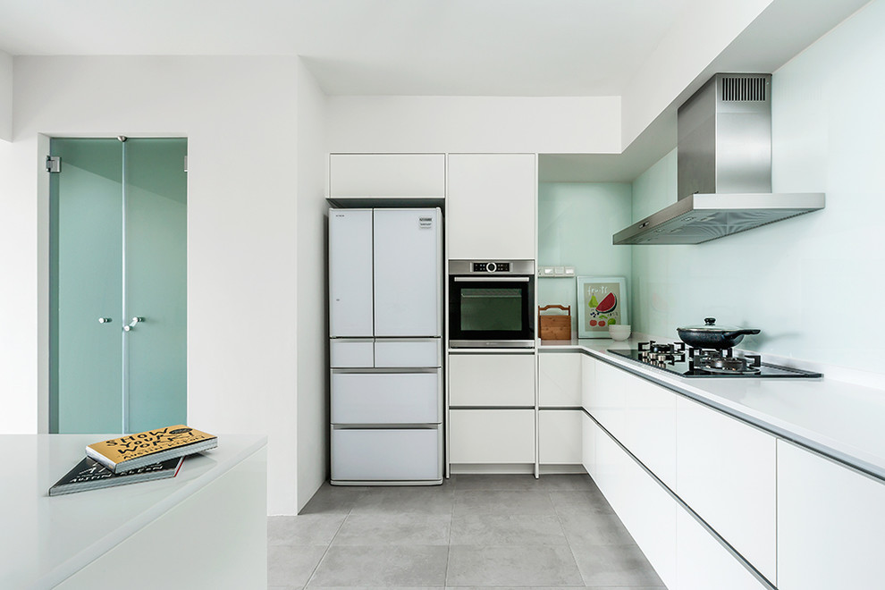 Moderne Wohnküche in L-Form mit Unterbauwaschbecken und Küchengeräten aus Edelstahl in Singapur