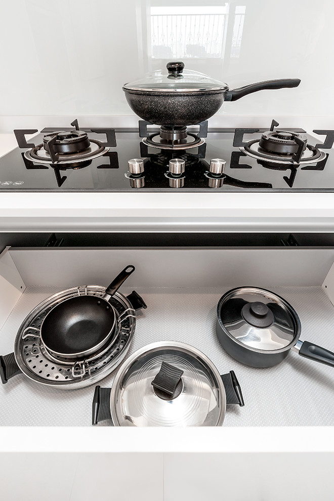 Ispirazione per una cucina minimal con lavello sottopiano e elettrodomestici in acciaio inossidabile