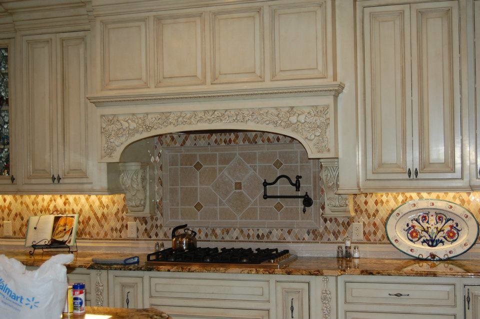 Bild på ett mycket stort vintage kök och matrum, med luckor med upphöjd panel, beige skåp, granitbänkskiva, flerfärgad stänkskydd, stänkskydd i glaskakel, rostfria vitvaror och flera köksöar