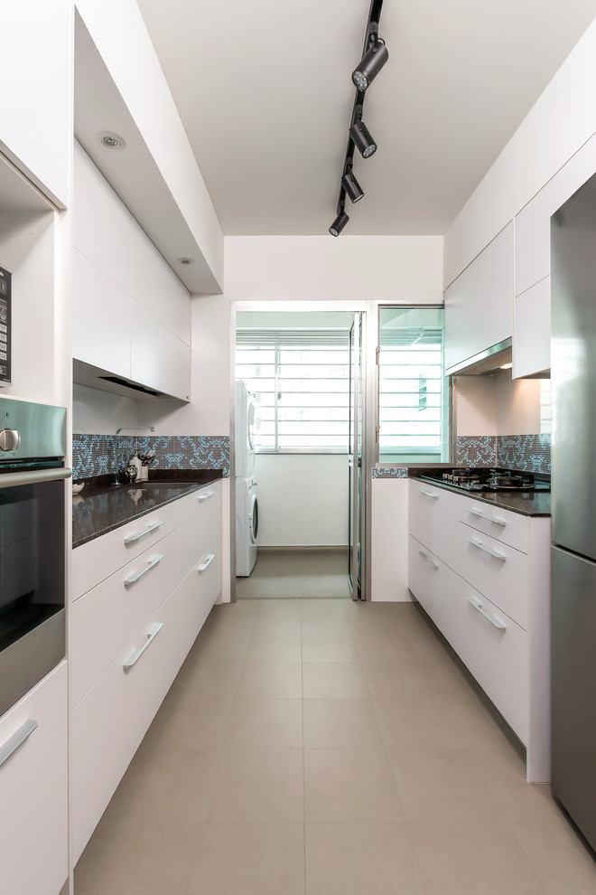 シンガポールにあるコンテンポラリースタイルのおしゃれなキッチン (アンダーカウンターシンク、フラットパネル扉のキャビネット、御影石カウンター、シルバーの調理設備、アイランドなし) の写真