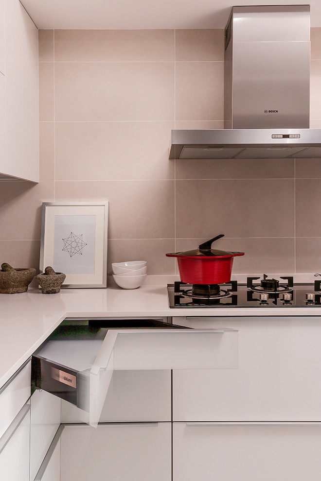 Exempel på ett modernt kök, med en undermonterad diskho och rostfria vitvaror