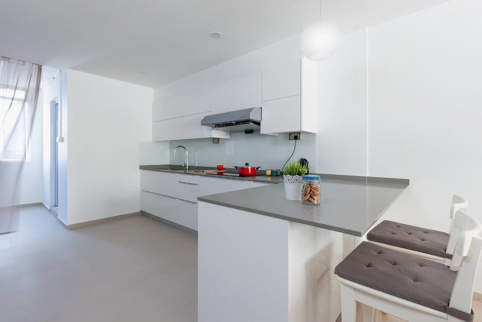 Moderne Wohnküche in L-Form mit Unterbauwaschbecken und Küchengeräten aus Edelstahl in Singapur