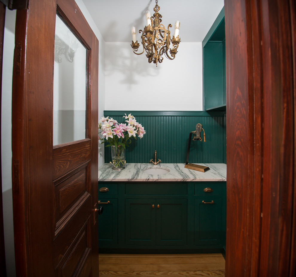 Exempel på ett litet klassiskt kök, med släta luckor, gröna skåp, marmorbänkskiva och mellanmörkt trägolv