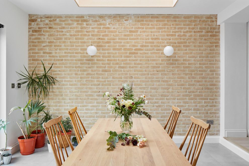 Foto di una sala da pranzo aperta verso la cucina contemporanea di medie dimensioni con pavimento in gres porcellanato e pavimento grigio