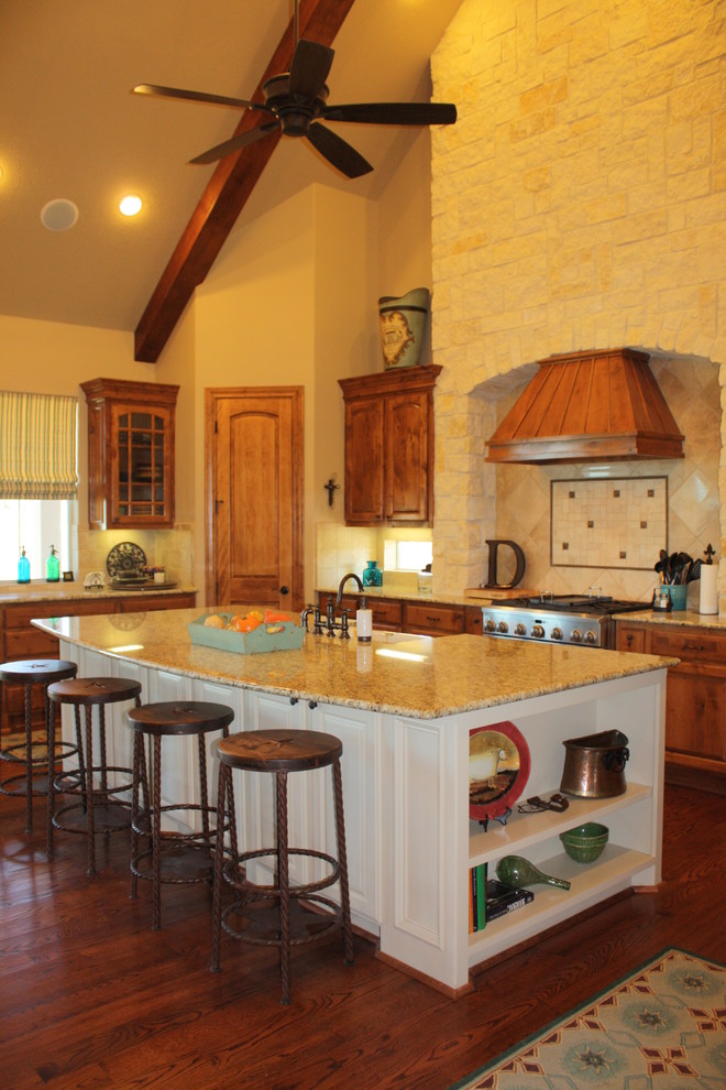 ヒューストンにあるトラディショナルスタイルのおしゃれなキッチン (中間色木目調キャビネット、ベージュキッチンパネル) の写真