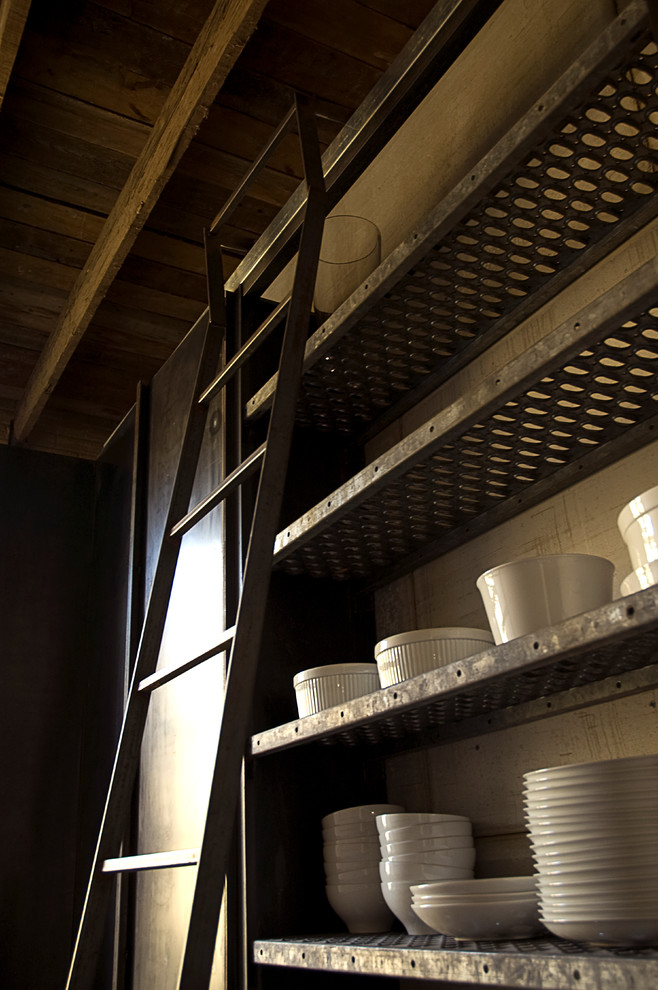 Moderne Küche mit offenen Schränken und Schränken im Used-Look in Austin