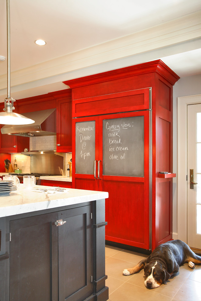 Exempel på ett mellanstort klassiskt kök, med skåp i shakerstil, röda skåp, marmorbänkskiva, rostfria vitvaror, klinkergolv i keramik, en köksö, en undermonterad diskho, grått stänkskydd, stänkskydd i tunnelbanekakel och brunt golv