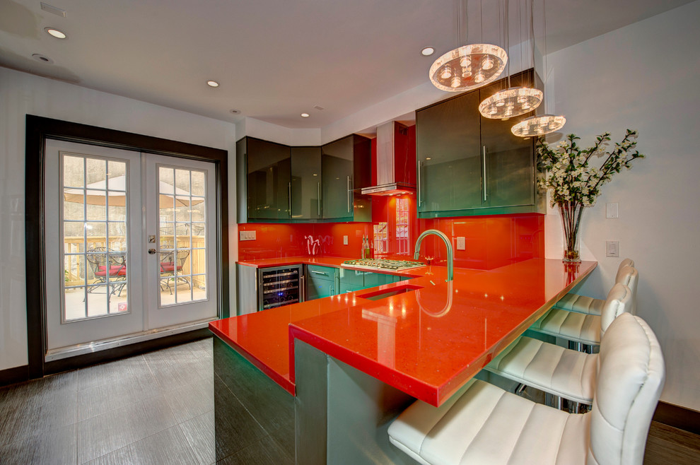 ワシントンD.C.にあるコンテンポラリースタイルのおしゃれなキッチン (赤いキッチンカウンター) の写真