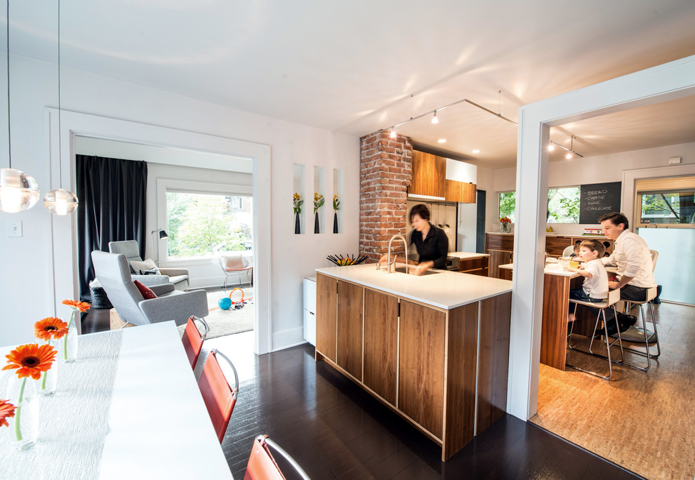 Immagine di una cucina abitabile design con lavello sottopiano, ante lisce e ante in legno scuro