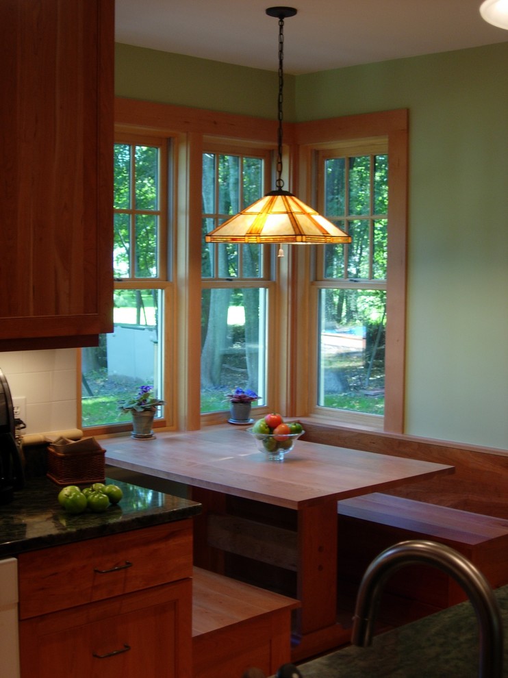Идея дизайна: кухня в стиле кантри с обеденным столом и фасадами цвета дерева среднего тона