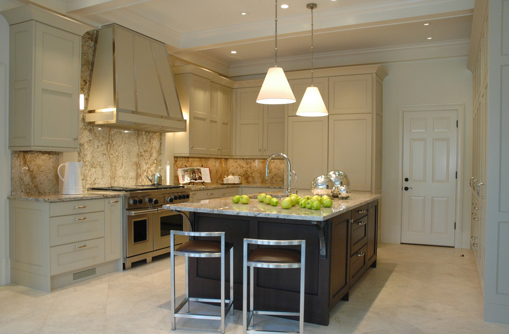 Ejemplo de cocina clásica renovada con armarios con paneles empotrados, puertas de armario beige, salpicadero marrón, salpicadero de losas de piedra y barras de cocina