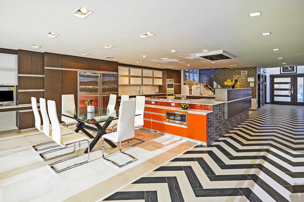 Moderne Wohnküche mit flächenbündigen Schrankfronten, orangefarbenen Schränken, Küchenrückwand in Weiß, Glasrückwand, Küchengeräten aus Edelstahl und Kücheninsel in New York