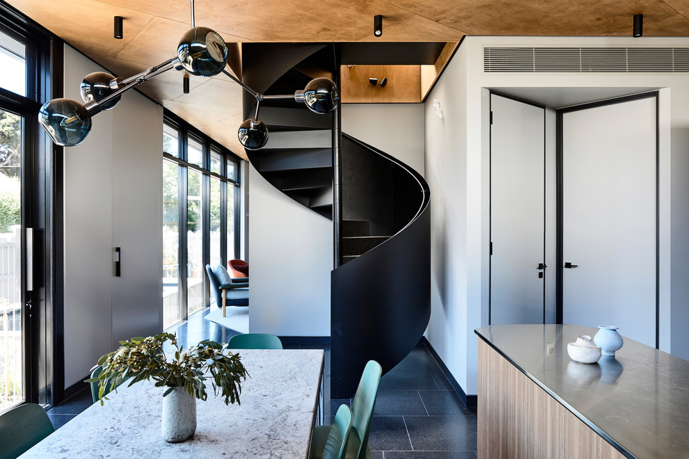 Foto di una piccola cucina design con pavimento in pietra calcarea e pavimento grigio