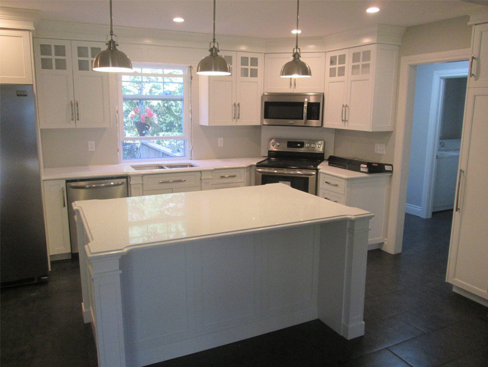 Modern inredning av ett avskilt, stort l-kök, med en undermonterad diskho, skåp i shakerstil, vita skåp, bänkskiva i koppar, rostfria vitvaror, en köksö, klinkergolv i keramik och svart golv