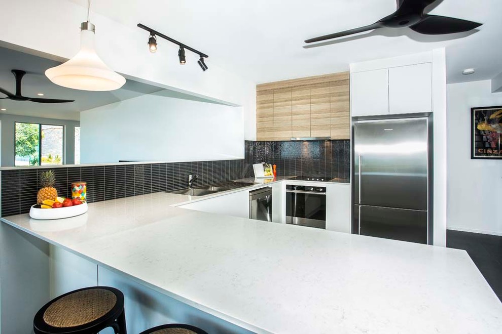 Example of a trendy kitchen design in Townsville