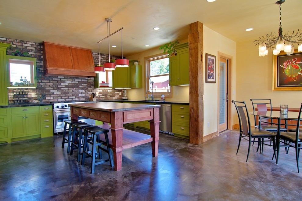 На фото: кухня в стиле фьюжн с обеденным столом, фасадами в стиле шейкер, зелеными фасадами и техникой из нержавеющей стали