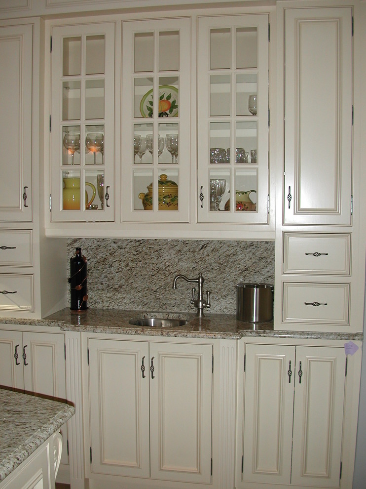 Exempel på ett stort medelhavsstil kök, med luckor med upphöjd panel, vita skåp, granitbänkskiva, beige stänkskydd, stänkskydd i keramik, rostfria vitvaror, klinkergolv i keramik och flera köksöar