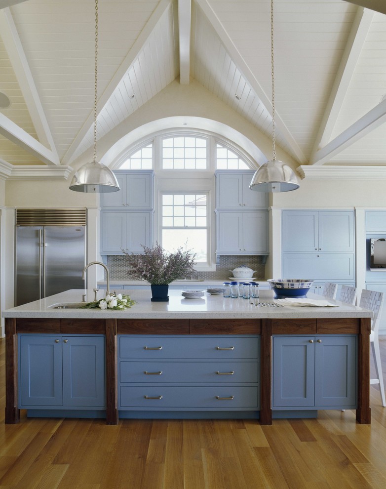 Пример оригинального дизайна: кухня в морском стиле с фасадами в стиле шейкер, синими фасадами и паркетным полом среднего тона