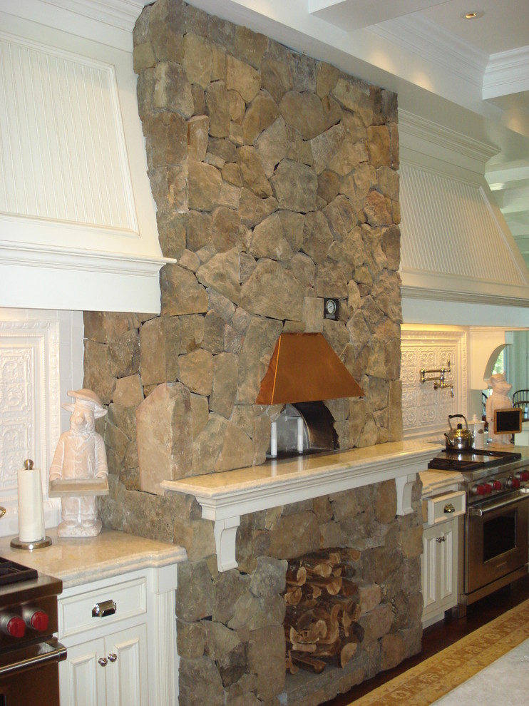 Exemple d'une cuisine chic avec des portes de placard blanches, une crédence blanche, une crédence en carreau de porcelaine, un électroménager en acier inoxydable et parquet foncé.