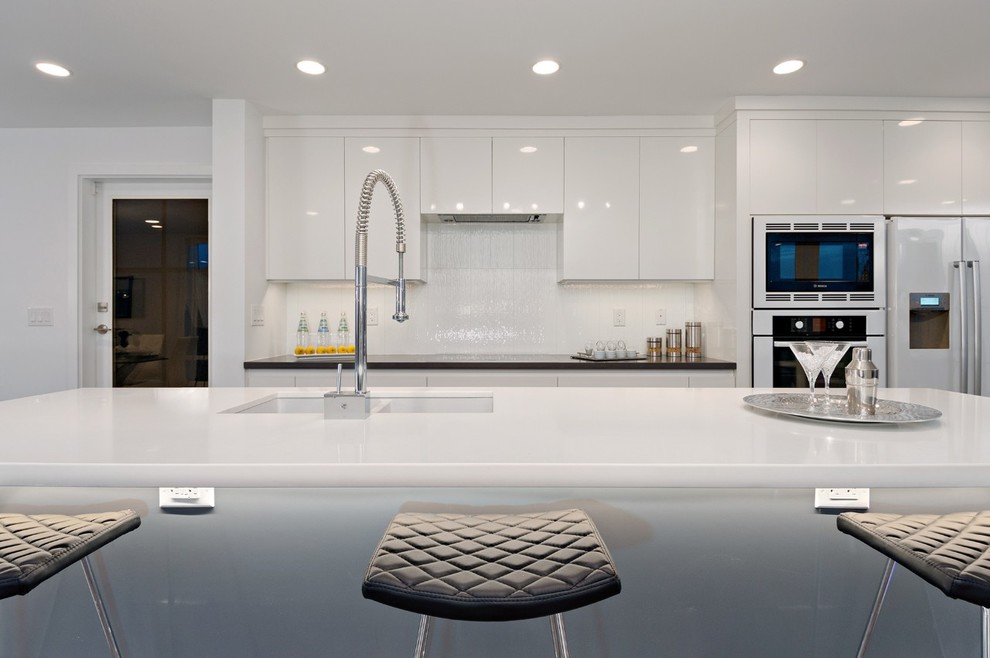 Design ideas for a modern kitchen in Vancouver.