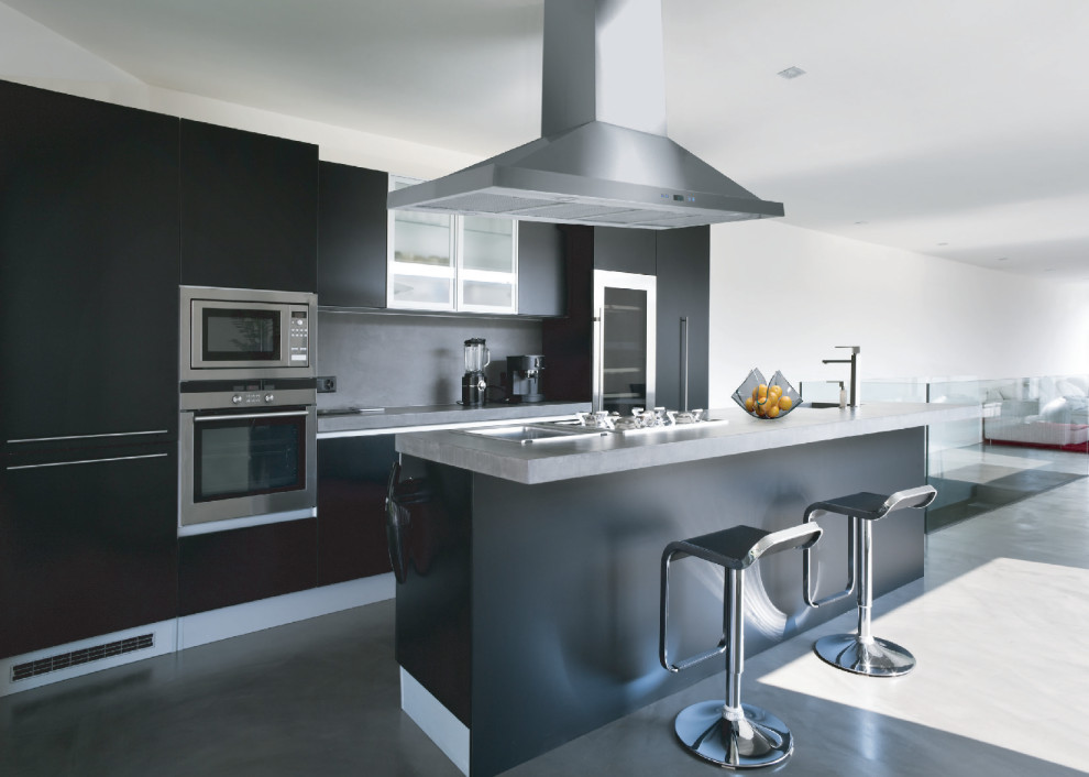 Inspiration för mellanstora moderna linjära grått kök med öppen planlösning, med släta luckor, svarta skåp, bänkskiva i zink, grått stänkskydd, rostfria vitvaror, en köksö och grått golv